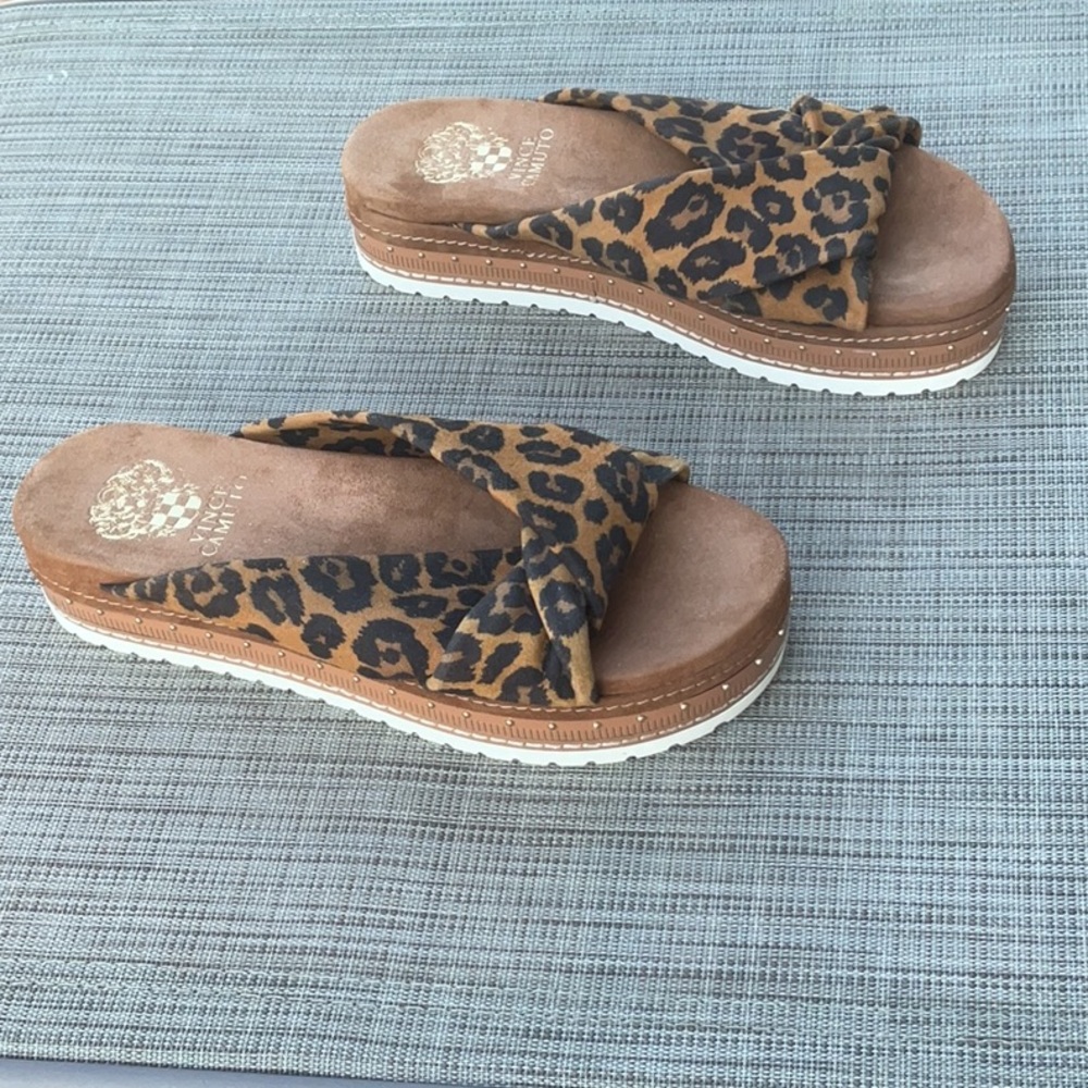 Vince Camuto Flat Form Slip OnTwisted Strap Sandal In Animal Print Size 6.5” - Picture 10 of 12
